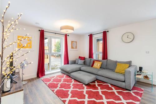 Spacious Southampton Apartment With Balcony, Southampton, 