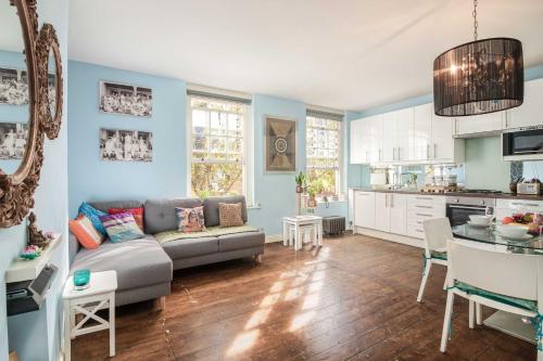 Bright Portpool Lane Gem, Farringdon, 