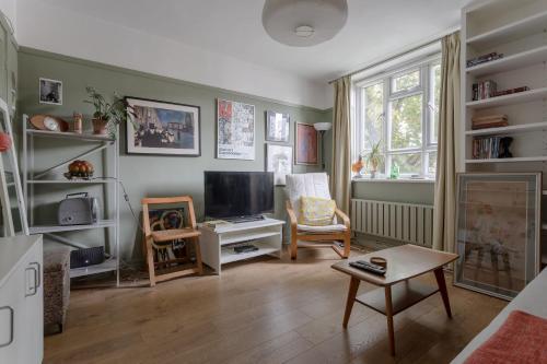 2 Bedroom Apartment In West London, Ravenscourt Park, 