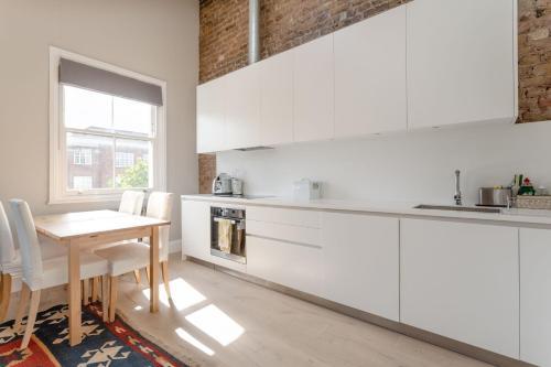 Stunning 2 Bedroom 2 Storey Flat In Amazing Location, Notting Hill, 