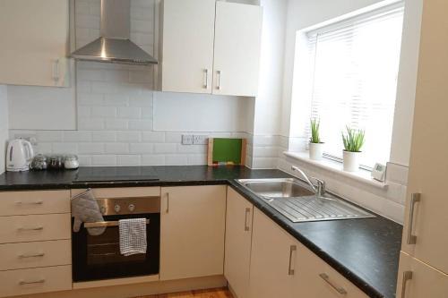 Private Use Of 2 Bedroom House In Quiet Area With Garden Close To Milton Keynes Train Station, Bletchley, 