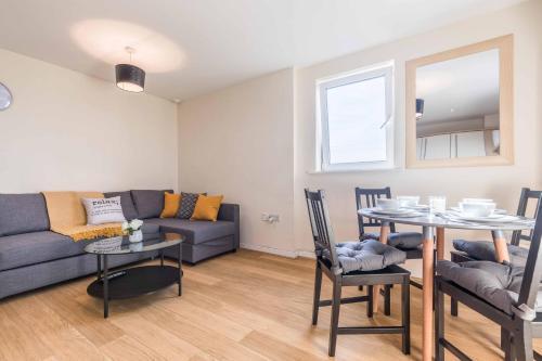 2 Bed Apartment @ Slough Station - Parking, Slough, 