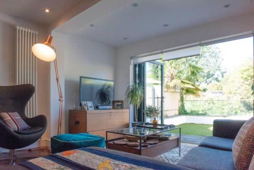 Stylish 2 Bedroom Flat Overlooking The River, Wandsworth, 