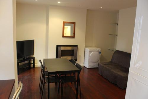 Excellent 2 Bedroom House In Heart Of Chiswick, Kew, 