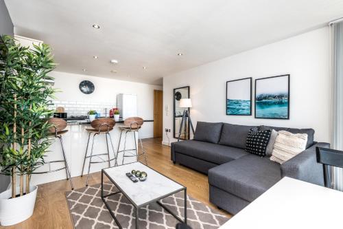 Stylish Penthouse Apt With Roof Garden, Liverpool, 