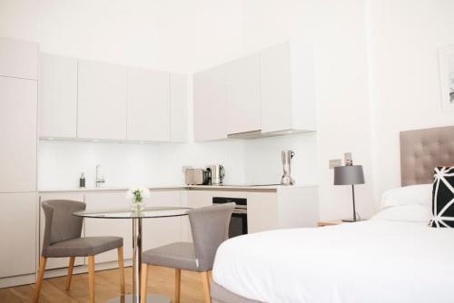 Beautiful Minimalistic Studio Apartment In Central, Edinburgh, 