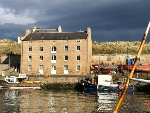 The Bessie - Luxury Apartment Sleeping Six Overlooking Harbour, Forres, 