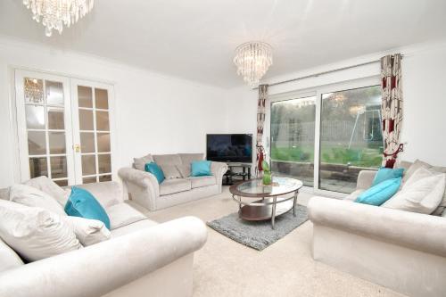 Willen Lake House - Next To M1 J14, Newport Pagnell, 