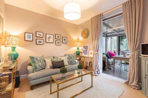 Stylish 2-bed Flat W/ Lovely Patio In Battersea, Clapham, 