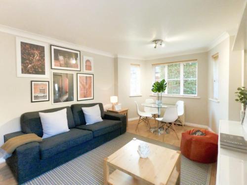 Central Spacious & Stylish Apartment With Free Parking, Oxford, 