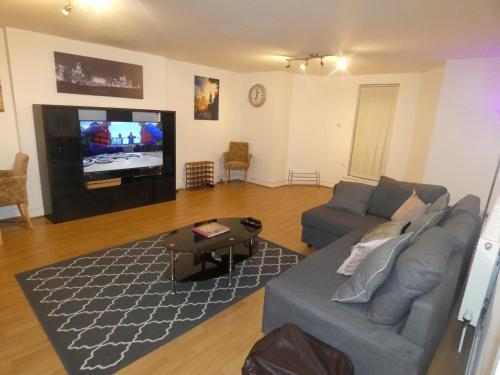 Liverpool, Beautiful Lark Lane Apartment, Near City Centre With Private Entrance & Parking, Wavertree, 