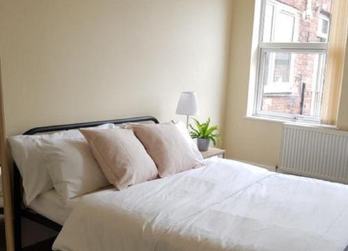 Beautiful 4 Bedroom Victorian Apartment Sleeps 7 Stockport, Lymm, 