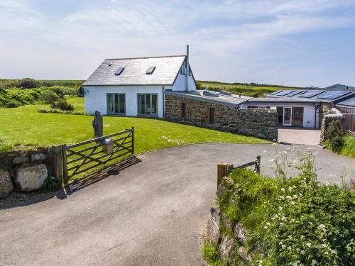 Joyful House (ty Llawen), Trefin, 