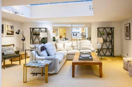 Elegant 2-bedroom Apartment On Kensington Church Street-sleeps 6, Kensington, 