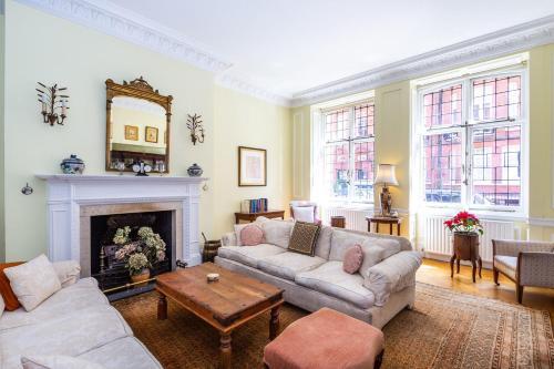 Stylish Apartment On Quiet Street Parallel To Kings Road, Chelsea, Chelsea, 