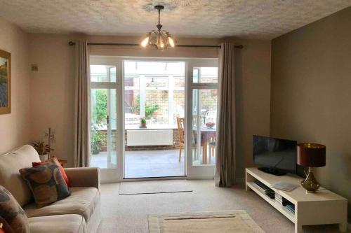 Comfortable Spacious And Clean 3 Bedroom House City Centre Location Sleeps Upto 5 Guests Wifi, Canterbury, 