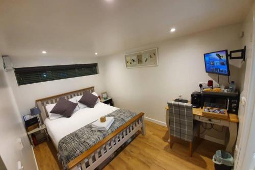 Annex In Chippenham With Sky Tv, Parking And Wifi, Chippenham, 