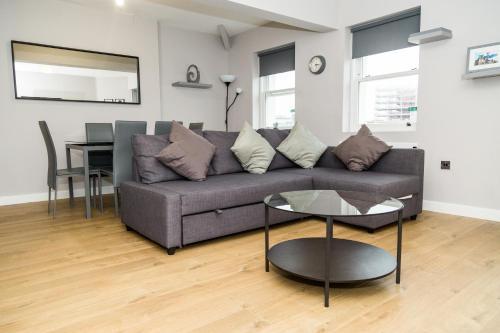 Serviced Apartment In Liverpool City Centre - St Luke's Building By Happy Days - Apt 6, Liverpool, 