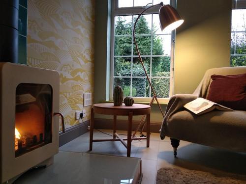 The Whimsy 2 Bedroom Cottage In National Forest, Private Parking & Garden, Moira, 