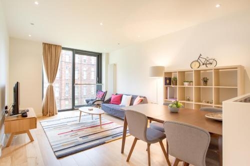 Quartermile Retreat With Parking, Edinburgh, 