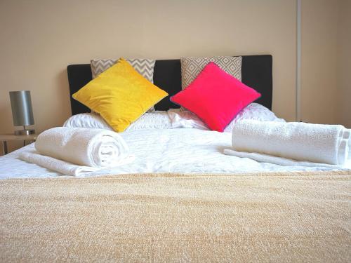J Spacious 5 Bed Sleeps 9 Long Stays Workers & Families By Your Night Inn Group, Wolverhampton, 