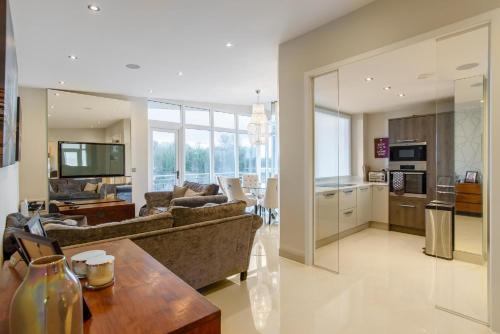 Luxury 3 Bed Riverside Penthouse Sleeps 6, Penarth, 