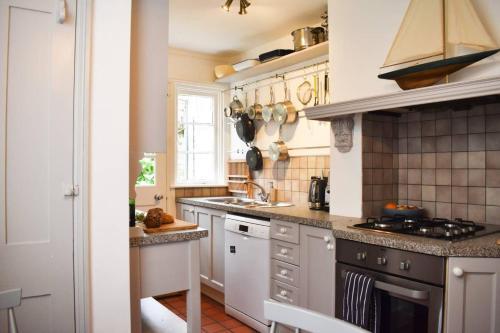 Stylish And Spacious 4 Bedroom Queen's Park House, Brighton, 