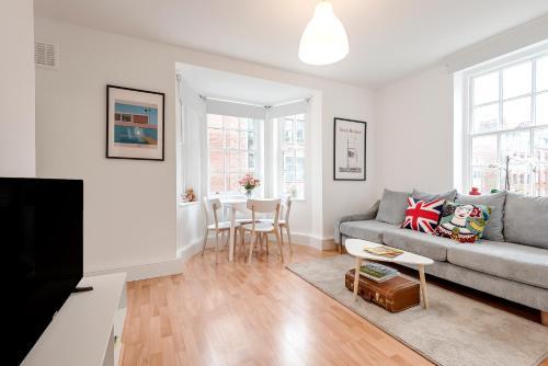 Modern One Bedroom Victoria Apartment, Pimlico, 