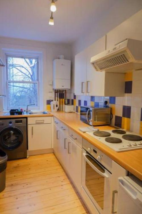 Welcoming And Spacious 2 Bedroom Apartment In Central Bristo Square, Edinburgh, 