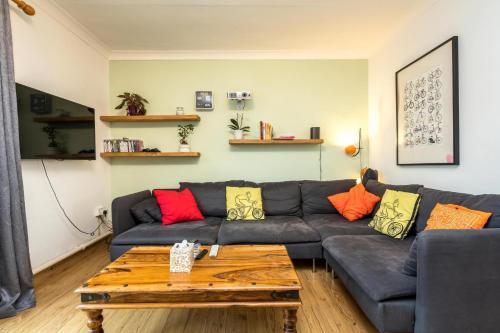 New Sleek & Colourful 2 Bedroom Flat Forest Hill, Dulwich, 