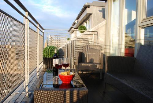 Stylish Penthouse With 180° View Balcony + Free Parking, Leith, 