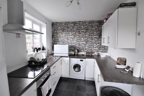 Serviced Apartment Close To Metro Link, Leigh, 