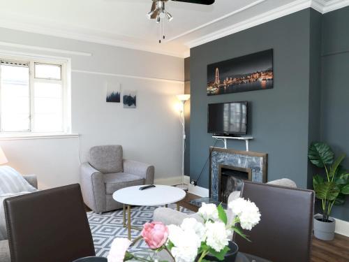 Charming & Newly Refurbished Two Bed Flat, Brixton, 