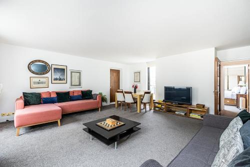 Stylish 2 Bed / 2 Bath Flat In Mayfair, Mayfair, 