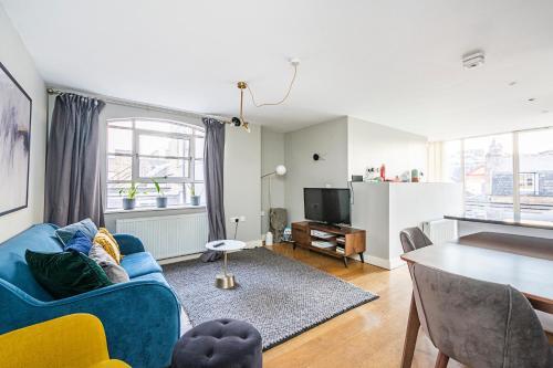 3 Bedroom Stylish Apt. With A Balcony 1 Minute From Bond Street, Oxford Street, 