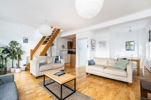 Bright And Spacious Penthouse - Super Location 2 Bed/2bath, Covent Garden, 