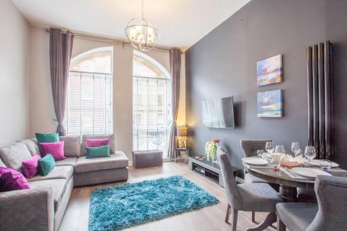 Merchant City: Stunning 2 Bed Apartment - Sleeps 6, Abington, 