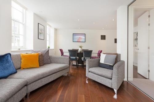 Modern 3 Bedroom Mews House In Belgravia + Parking, Pimlico, 