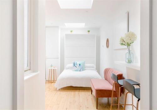 Minimalist Luxury Studio - Roof Skylights And Cute Patio! - Moments From Portobello - New, Holland Park, 