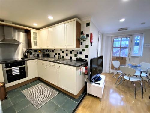 Cosy Apartment In Notting Hill/bayswater Area With Street View In Trendy Westbourne Grove, Queensway, 