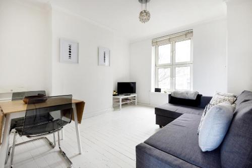 Bright & New 2 Bed Apartment - Close To Tube, Clapham, 