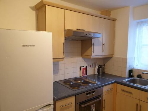 2 Bed Apartment B70 Off M6 With Free Parking, West Bromwich, 