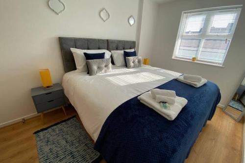 Marieâ€™s Serviced Apartment B, 2 Beds( Free Parking Underground), Bedford, 