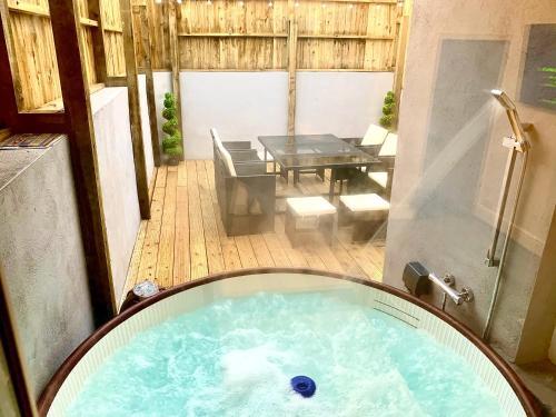 Victory Luxury Hot Tub House, Blackpool, 