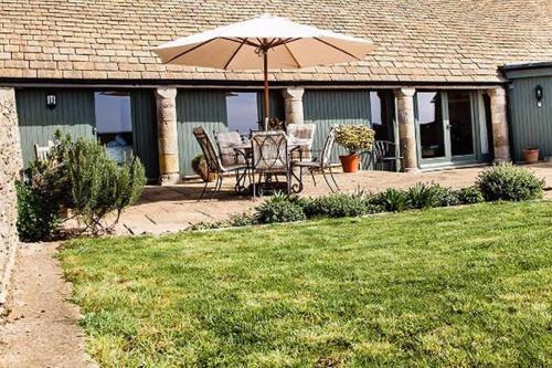 Clover Barn - Luxury Cotswold Home - Sleeps 6 - Dog Friendly, Crudwell, 