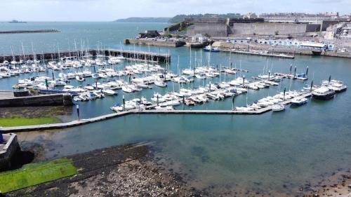 Waterside Apartment Near The Barbican, Plymouth, 