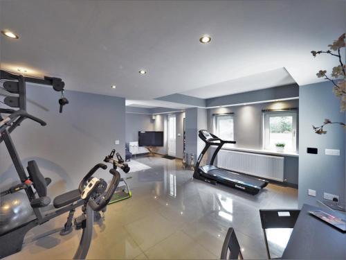 Peaceful River Island Accommodation With Multi Gym, Eton, 