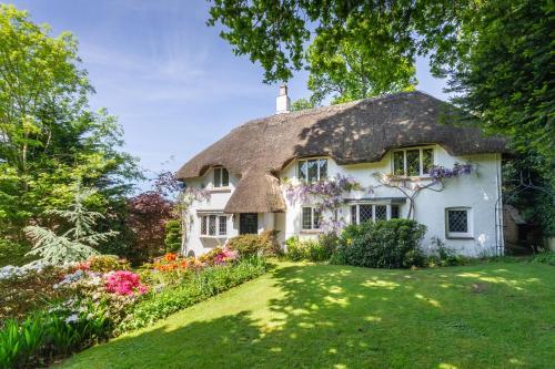 Forest Drove Cottage Â· Idyllic New Forest 6 Bedroom Thatched Cottage, Ringwood, 