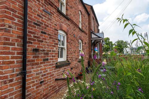 The Lodge - Luxury Cottage In The Pretty Village Of Holt, Farndon, 