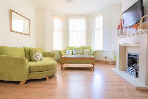 *beautiful Liverpool Orrell Park Guest House*, Bootle, 